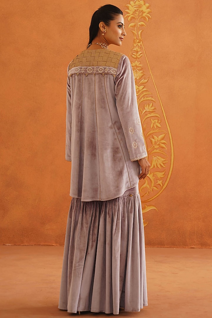 Lilac Velvet Dori Embroidered Kurta Set by Inej at Pernia's Pop Up Shop