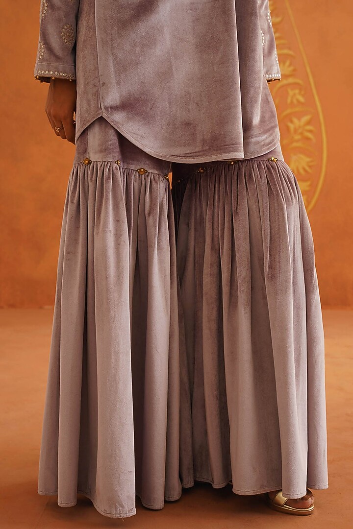 Lilac Velvet Dori Embroidered Kurta Set by Inej at Pernia's Pop Up Shop