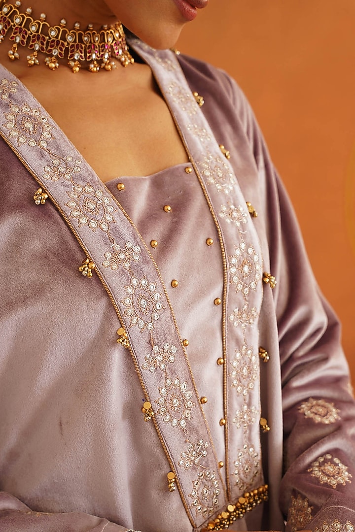 Lilac Velvet Dori Embroidered Kurta Set by Inej at Pernia's Pop Up Shop