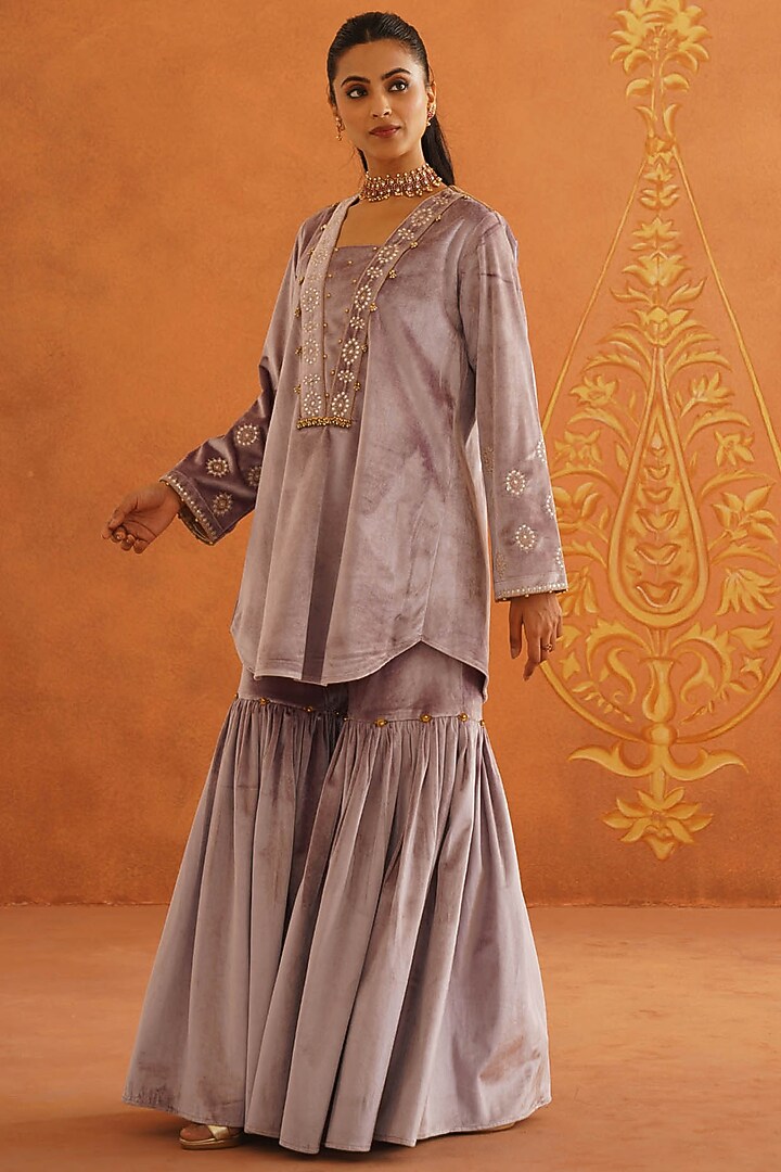 Lilac Velvet Dori Embroidered Kurta Set by Inej at Pernia's Pop Up Shop