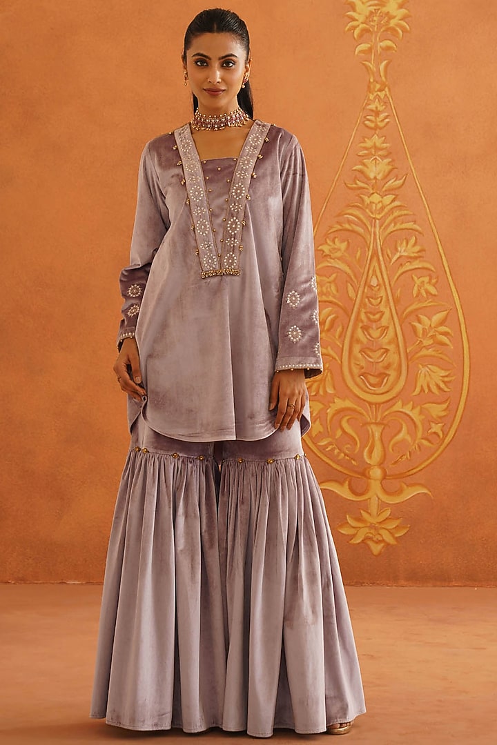 Lilac Velvet Dori Embroidered Kurta Set by Inej at Pernia's Pop Up Shop