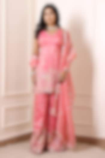 Pink Crinkled Silk Blend Floral Embroidered Kurta Set by Indian Wardrobe at Pernia's Pop Up Shop