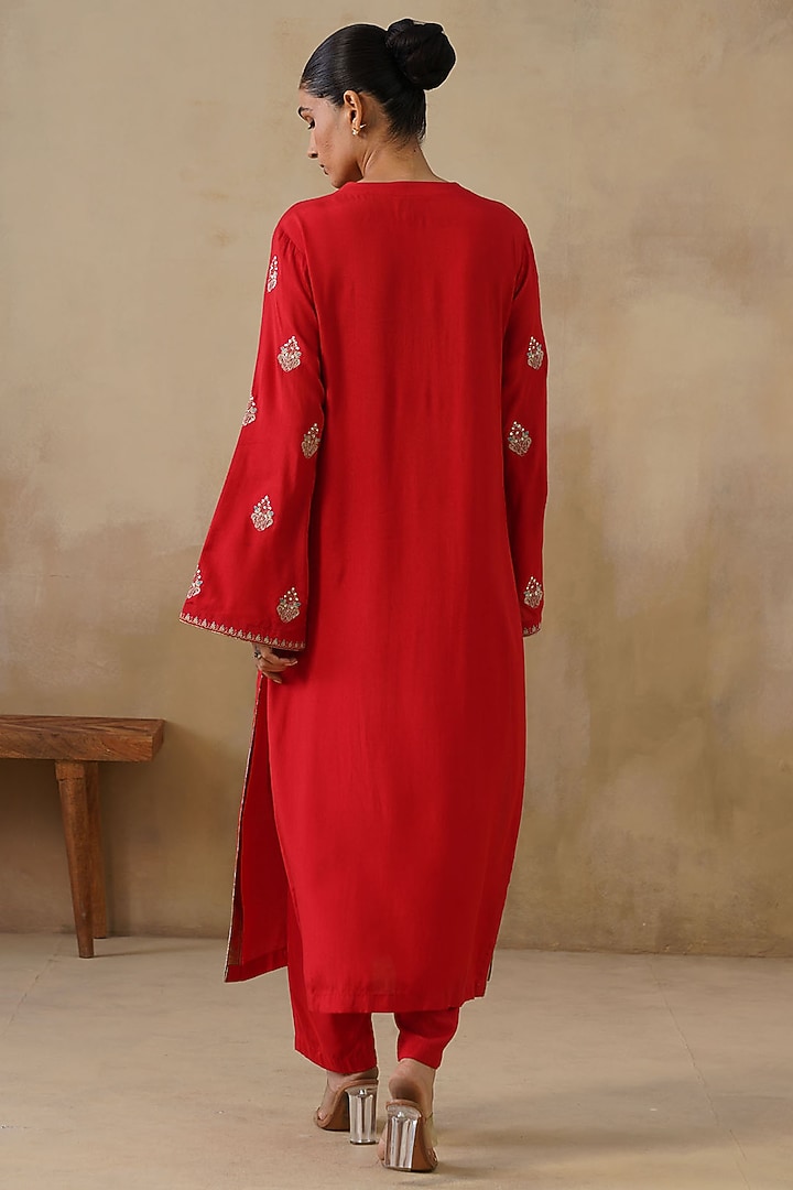 Red Cotton Silk Thread Embroidered Straight-Cut Kurta Set by Inej at Pernia's Pop Up Shop
