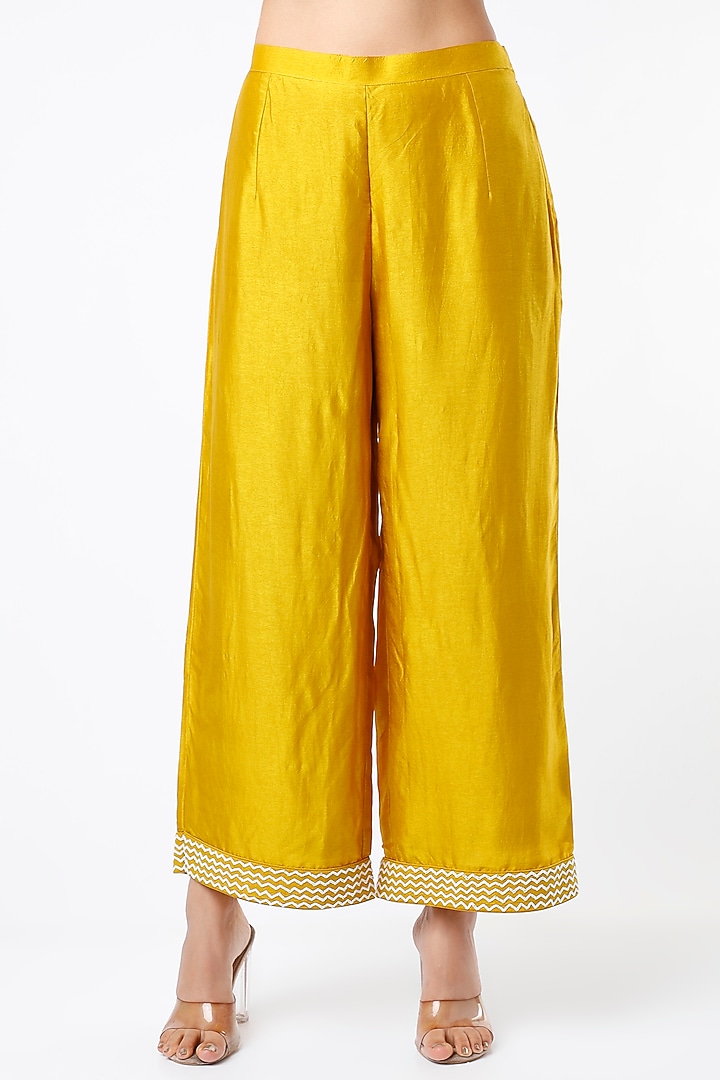 Yellow Embroidered Kurta Set by Islie by Priya Jain at Pernia's Pop Up Shop