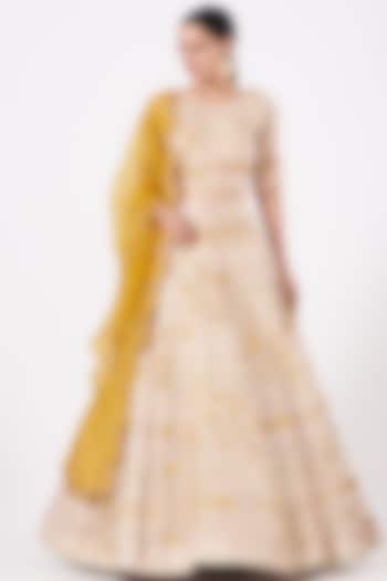 Off-White Embellished Bridal Lehenga Set by Islie by Priya Jain at Pernia's Pop Up Shop