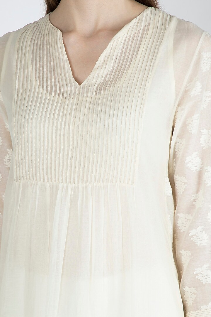 Off White Embroidered Kurta With Slip by Irabira Urban at Pernia's Pop Up Shop