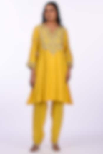 Yellow Raw Silk Thread Embroidered Kurta Set by Isha & Anshul at Pernia's Pop Up Shop