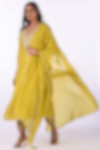 Yellow Raw Silk Thread Embroidered Kurta Set by Isha & Anshul at Pernia's Pop Up Shop