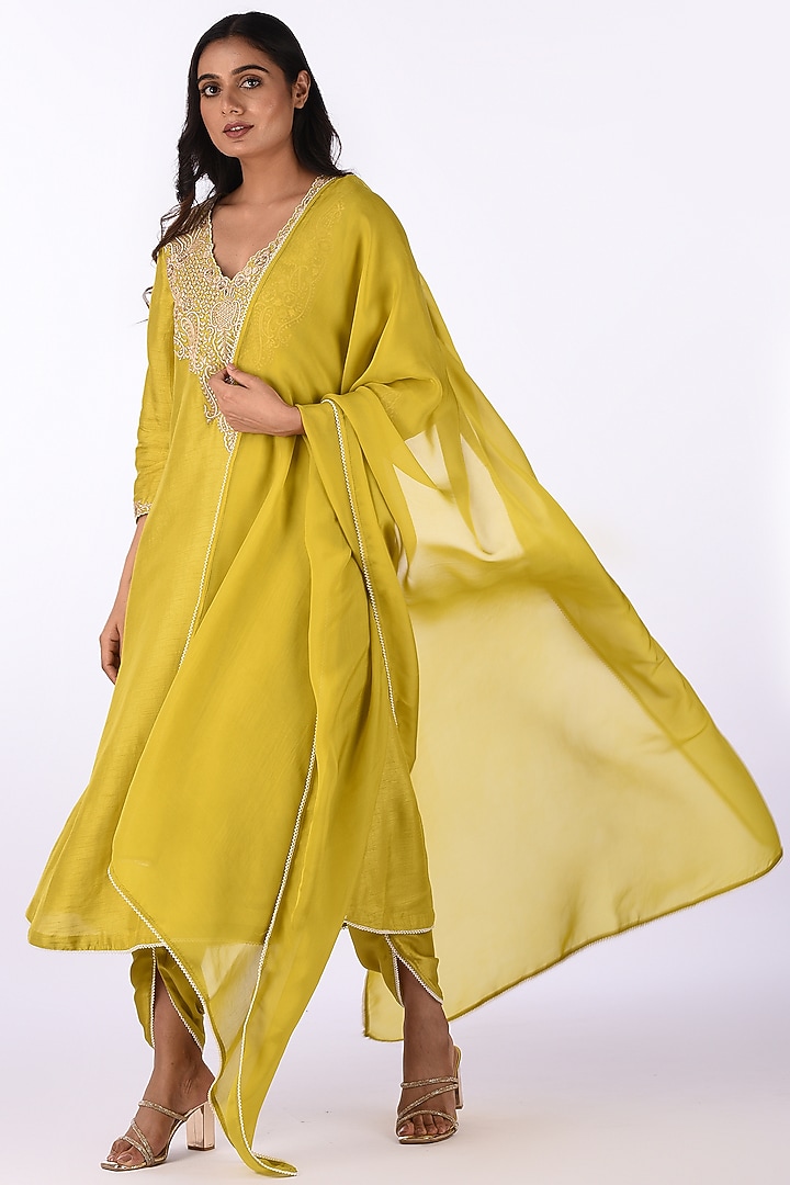 Yellow Raw Silk Thread Embroidered Kurta Set by Isha & Anshul at Pernia's Pop Up Shop