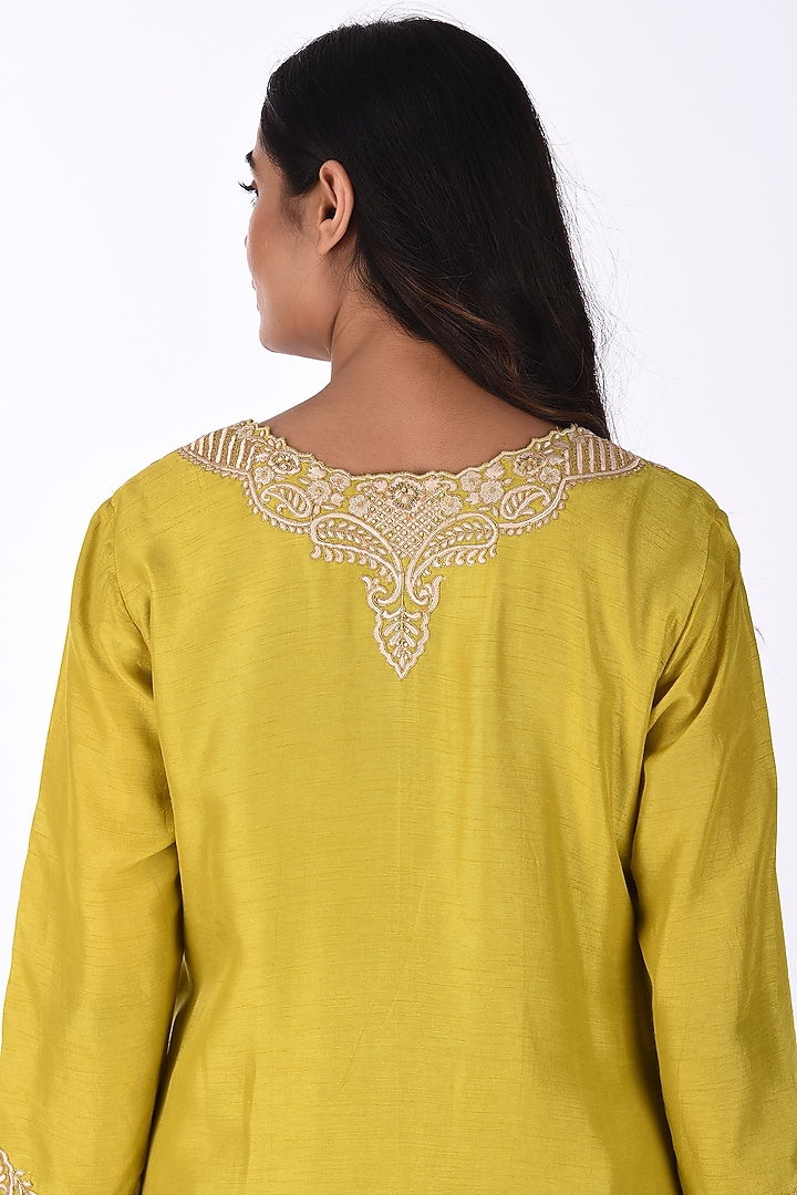 Yellow Raw Silk Thread Embroidered Kurta Set by Isha & Anshul at Pernia's Pop Up Shop