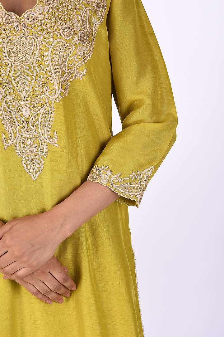 Yellow Raw Silk Thread Embroidered Kurta Set by Isha & Anshul at Pernia's Pop Up Shop