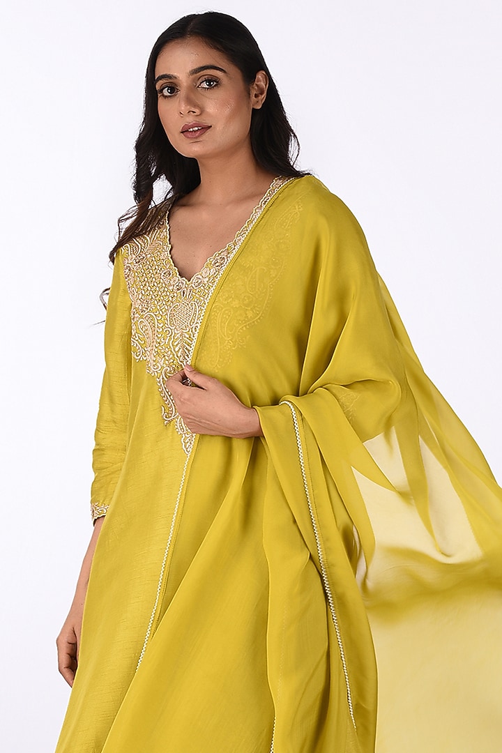 Yellow Raw Silk Thread Embroidered Kurta Set by Isha & Anshul at Pernia's Pop Up Shop
