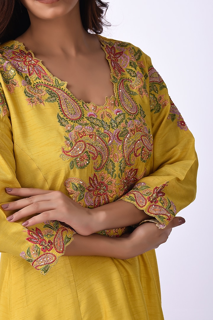 Yellow Raw Silk Thread Embroidered Kurta Set by Isha & Anshul at Pernia's Pop Up Shop