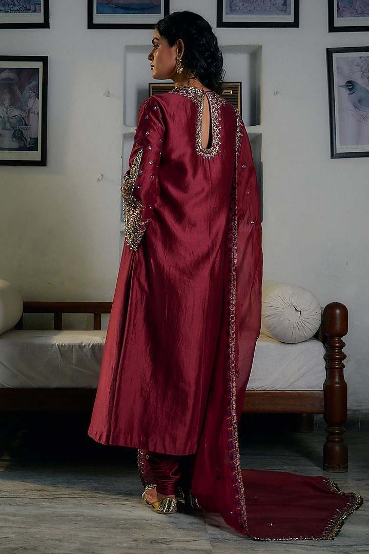 Maroon Silk Chanderi Hand Embroidered Kurta Set by Irrau by Samir Mantri at Pernia's Pop Up Shop