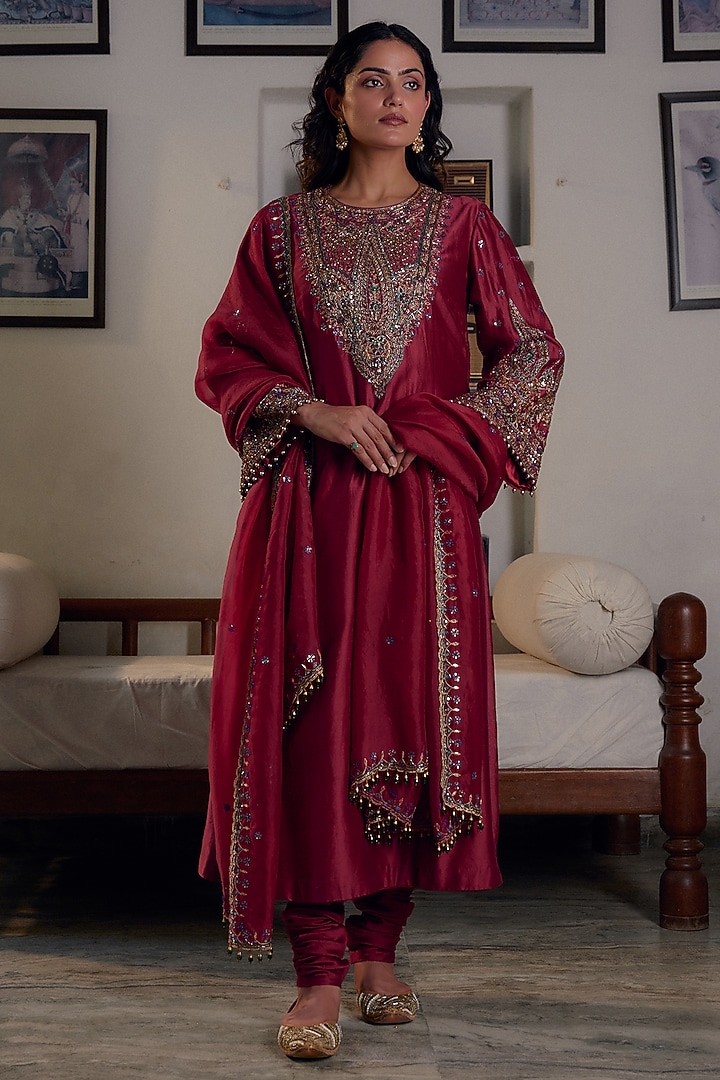 Maroon Silk Chanderi Hand Embroidered Kurta Set by Irrau by Samir Mantri at Pernia's Pop Up Shop