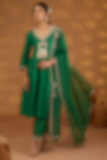 Green Silk Hand Embroidered Flowy Kurta Set by Isha Gupta Tayal at Pernia's Pop Up Shop