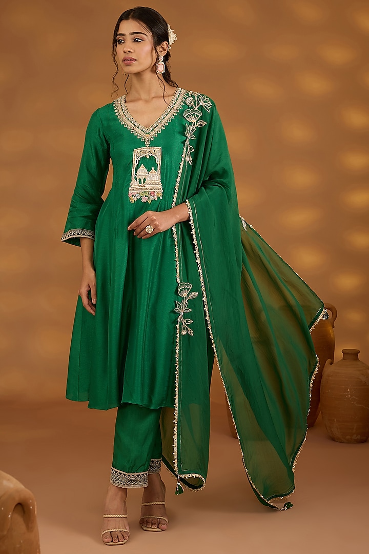 Green Silk Hand Embroidered Flowy Kurta Set by Isha Gupta Tayal at Pernia's Pop Up Shop