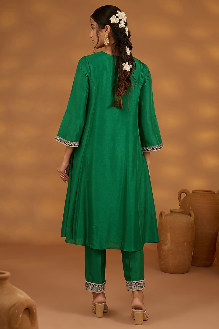 Green Silk Hand Embroidered Flowy Kurta Set by Isha Gupta Tayal at Pernia's Pop Up Shop