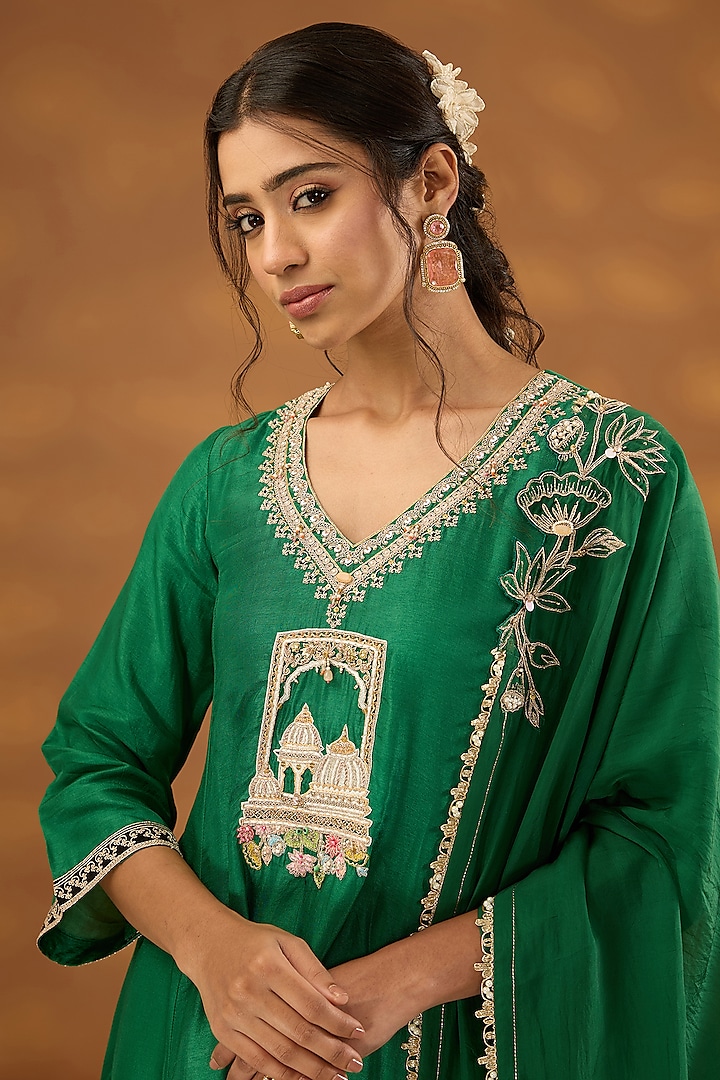 Green Silk Hand Embroidered Flowy Kurta Set by Isha Gupta Tayal at Pernia's Pop Up Shop