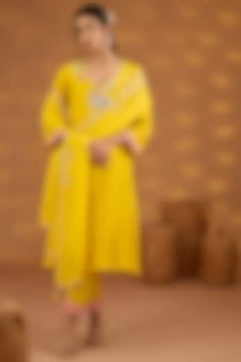 Yellow Silk Hand Embroidered Flowy Kurta Set by Isha Gupta Tayal at Pernia's Pop Up Shop