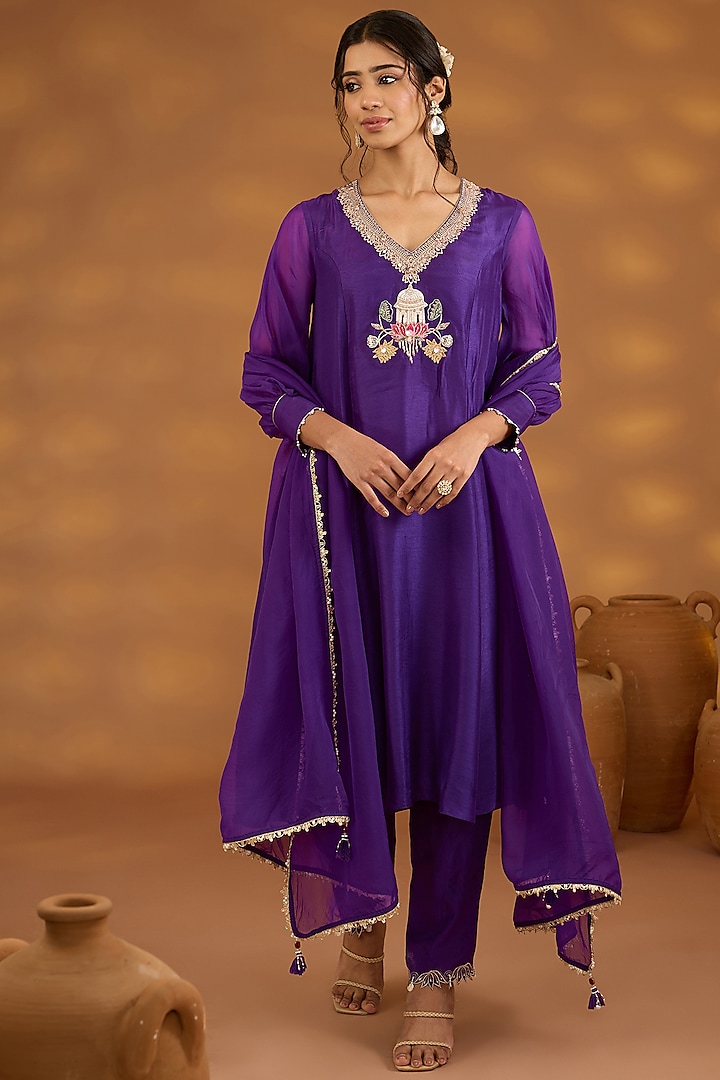 Purple Silk Hand Embroidered Kurta Set by Isha Gupta Tayal at Pernia's Pop Up Shop