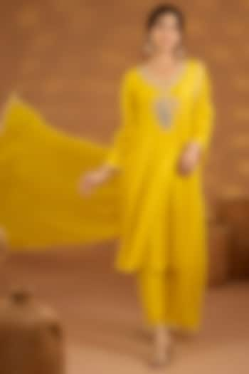 Yellow Silk Hand Embroidered Flowy Kurta Set by Isha Gupta Tayal at Pernia's Pop Up Shop