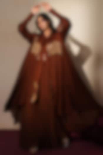 Metallic Brown Organza Zardosi Hand Embroidered Cape Set by Isha Gupta Tayal at Pernia's Pop Up Shop