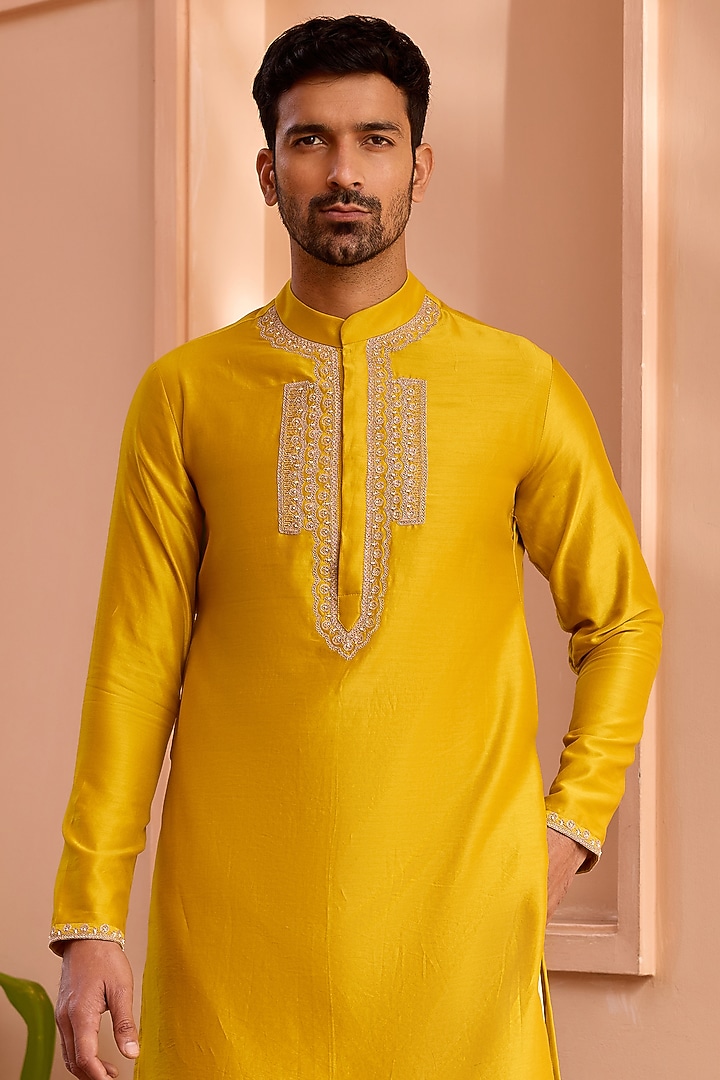 Yellow Pure Chanderi Silk Hand Embroidered Kurta Set by Isha Gupta Tayal Men at Pernia's Pop Up Shop