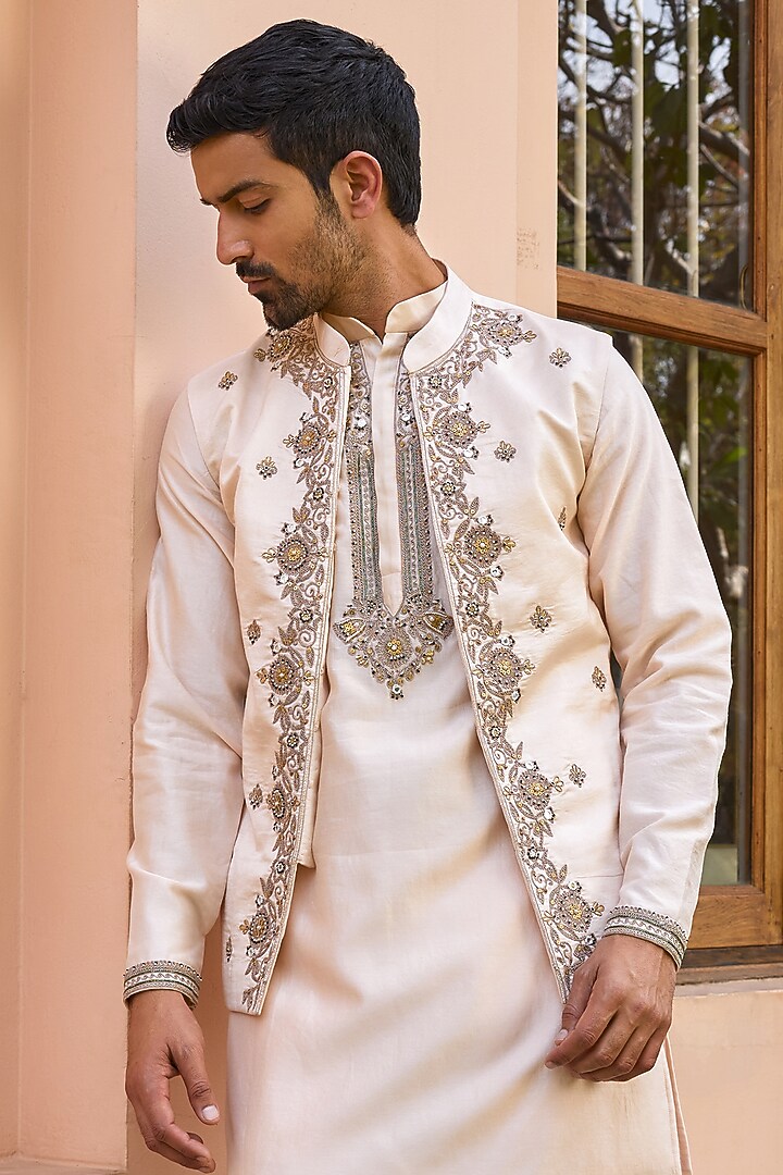 White Pure Chanderi Silk Hand Embroidered Bundi Jacket Set by Isha Gupta Tayal Men at Pernia's Pop Up Shop