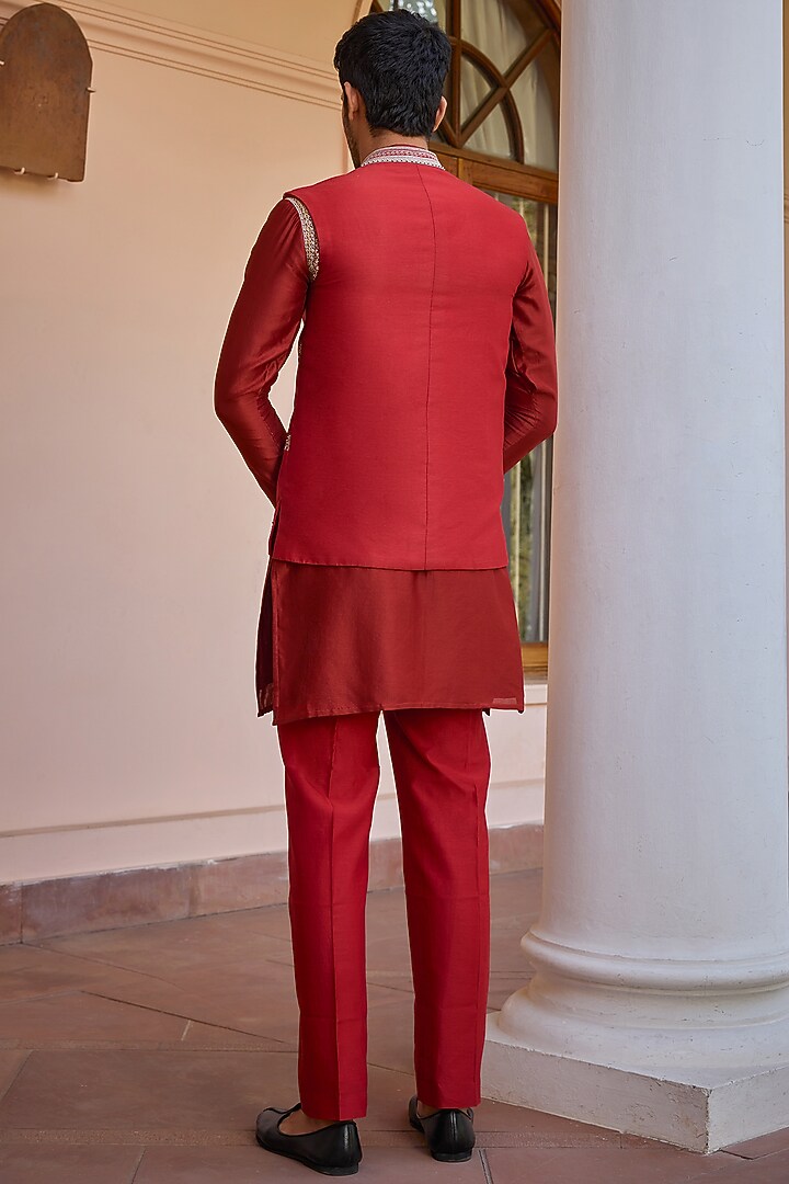 Red Pure Chanderi Silk Hand Embroidered Bundi Jacket Set by Isha Gupta Tayal Men at Pernia's Pop Up Shop