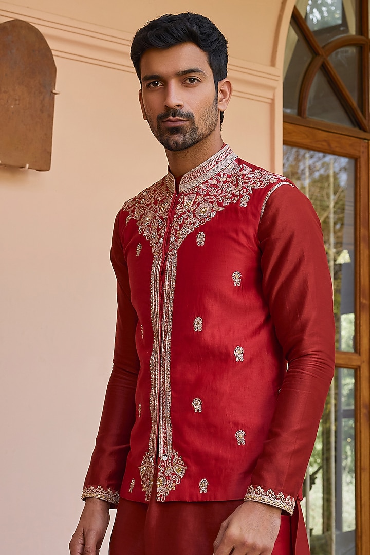 Red Pure Chanderi Silk Hand Embroidered Bundi Jacket Set by Isha Gupta Tayal Men at Pernia's Pop Up Shop
