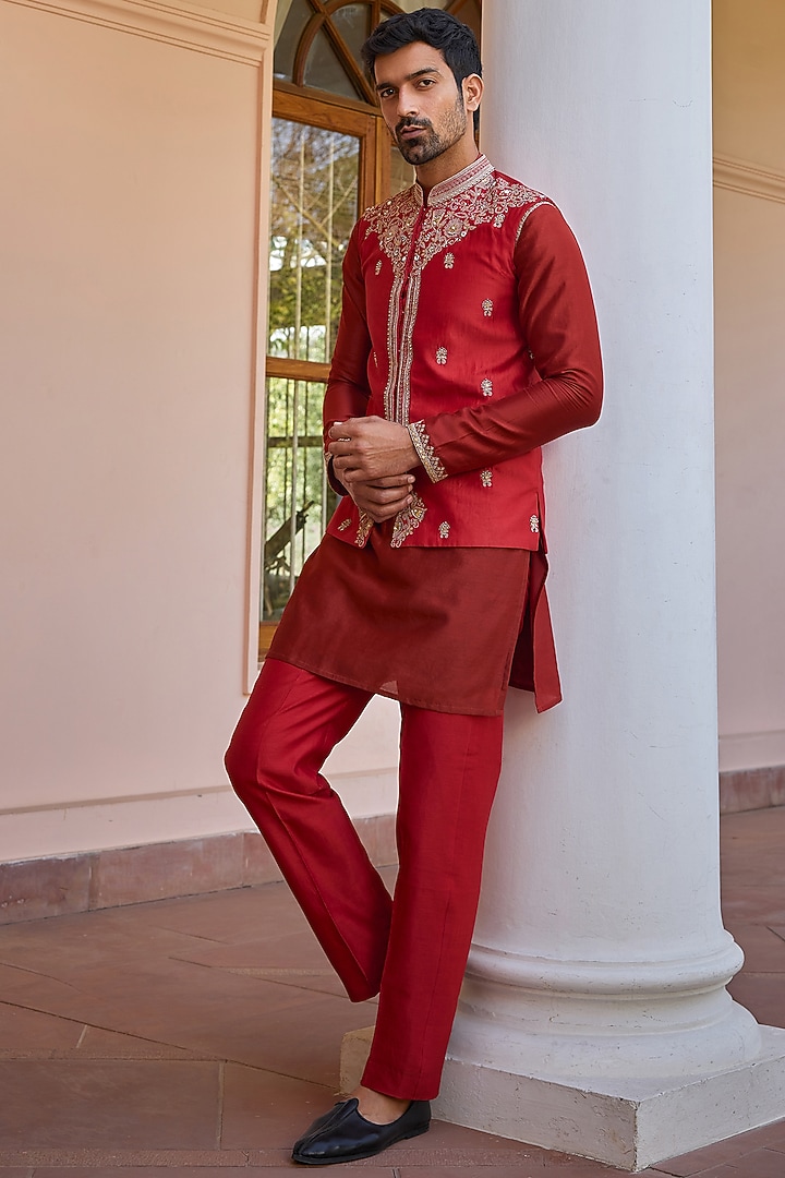 Red Pure Chanderi Silk Hand Embroidered Bundi Jacket Set by Isha Gupta Tayal Men at Pernia's Pop Up Shop