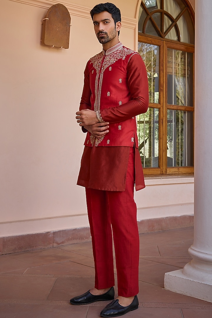 Red Pure Chanderi Silk Hand Embroidered Bundi Jacket Set by Isha Gupta Tayal Men at Pernia's Pop Up Shop