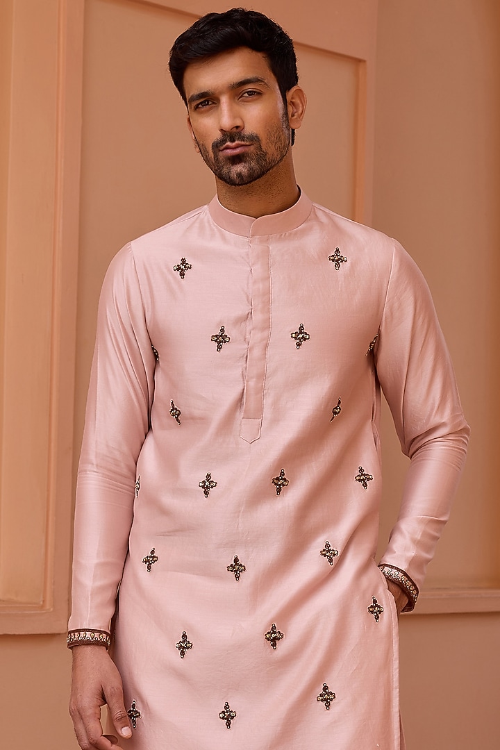 Dusty Pink Pure Chanderi Silk Hand Embroidered Kurta by Isha Gupta Tayal Men at Pernia's Pop Up Shop