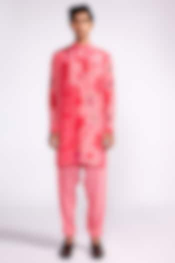 Pink Crepe Printed Kurta by Isha Gupta Tayal Men at Pernia's Pop Up Shop