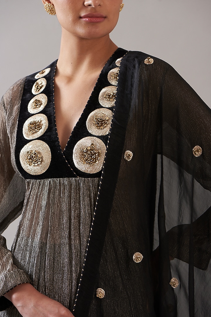 Black Tissue Embroidered Kurta Set by ITRH at Pernia's Pop Up Shop