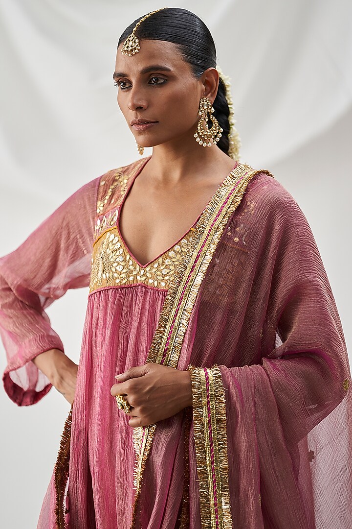 Pink Tissue Embroidered Kurta Set by ITRH at Pernia's Pop Up Shop