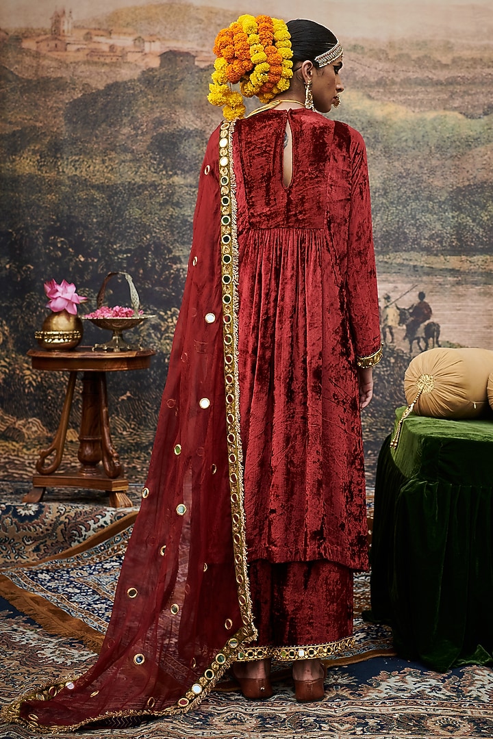 Red Velvet Mirror Embroidered Kurta Set by ITRH at Pernia's Pop Up Shop