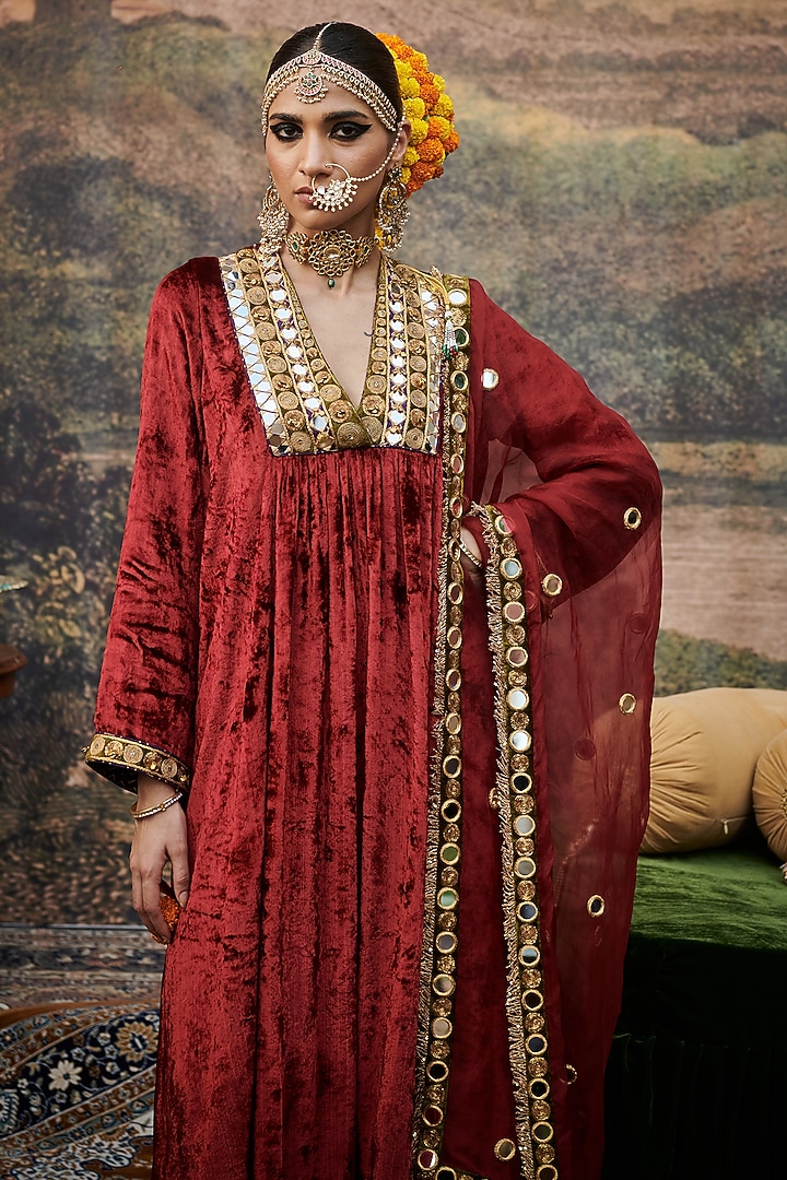 Red Velvet Mirror Embroidered Kurta Set by ITRH at Pernia's Pop Up Shop