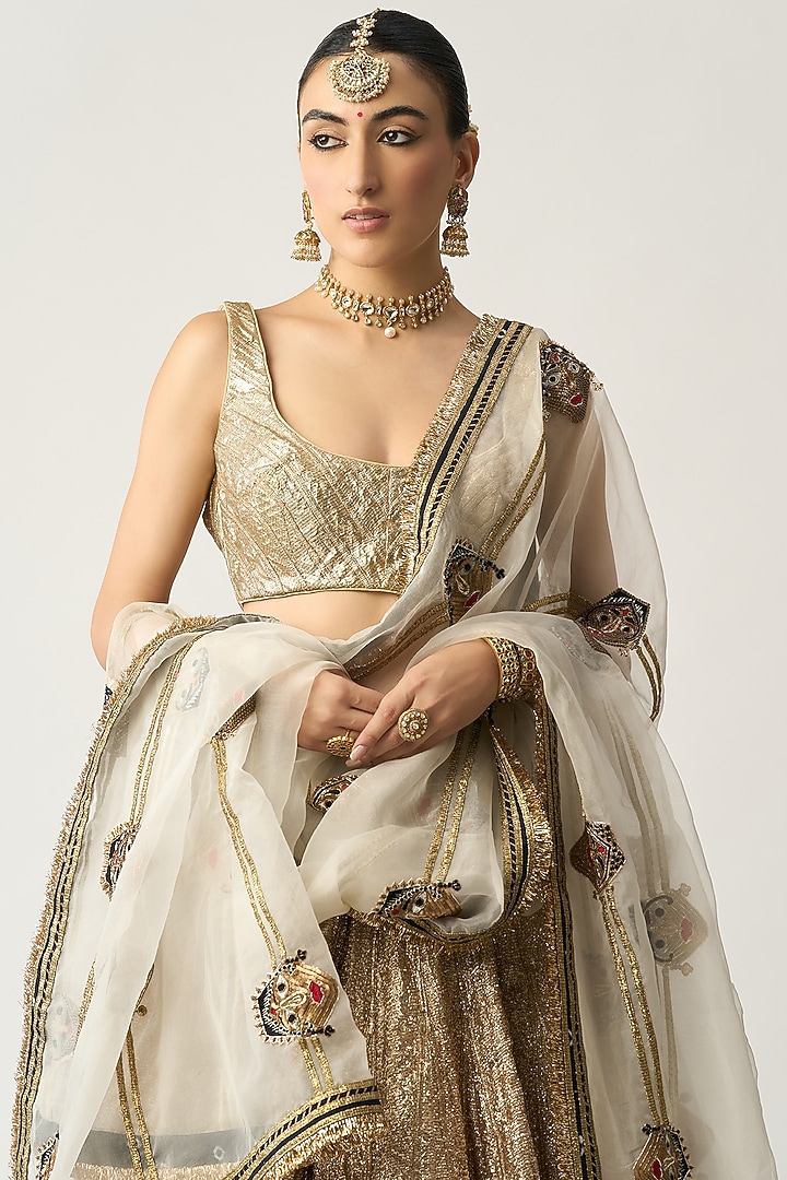 Silver Lampi Bridal Lehenga Set by ITRH at Pernia's Pop Up Shop
