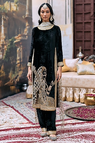 Black Velvet Embroidered Kurta Set by ITRH