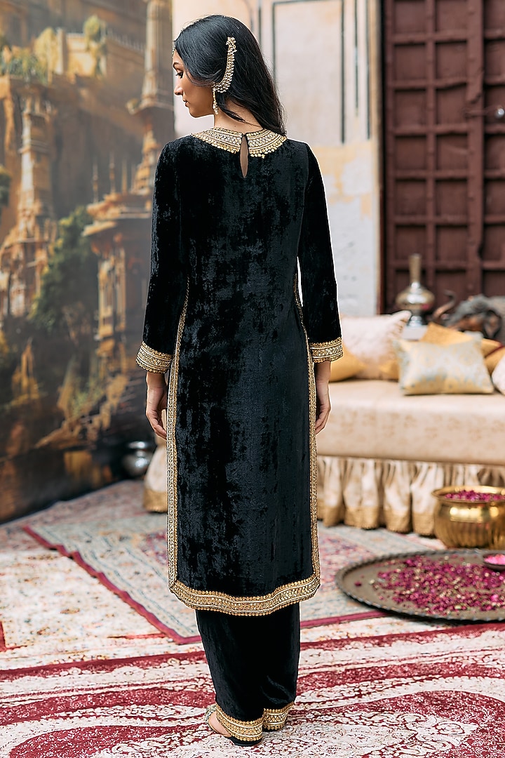 Black Velvet Embroidered Kurta Set by ITRH at Pernia's Pop Up Shop