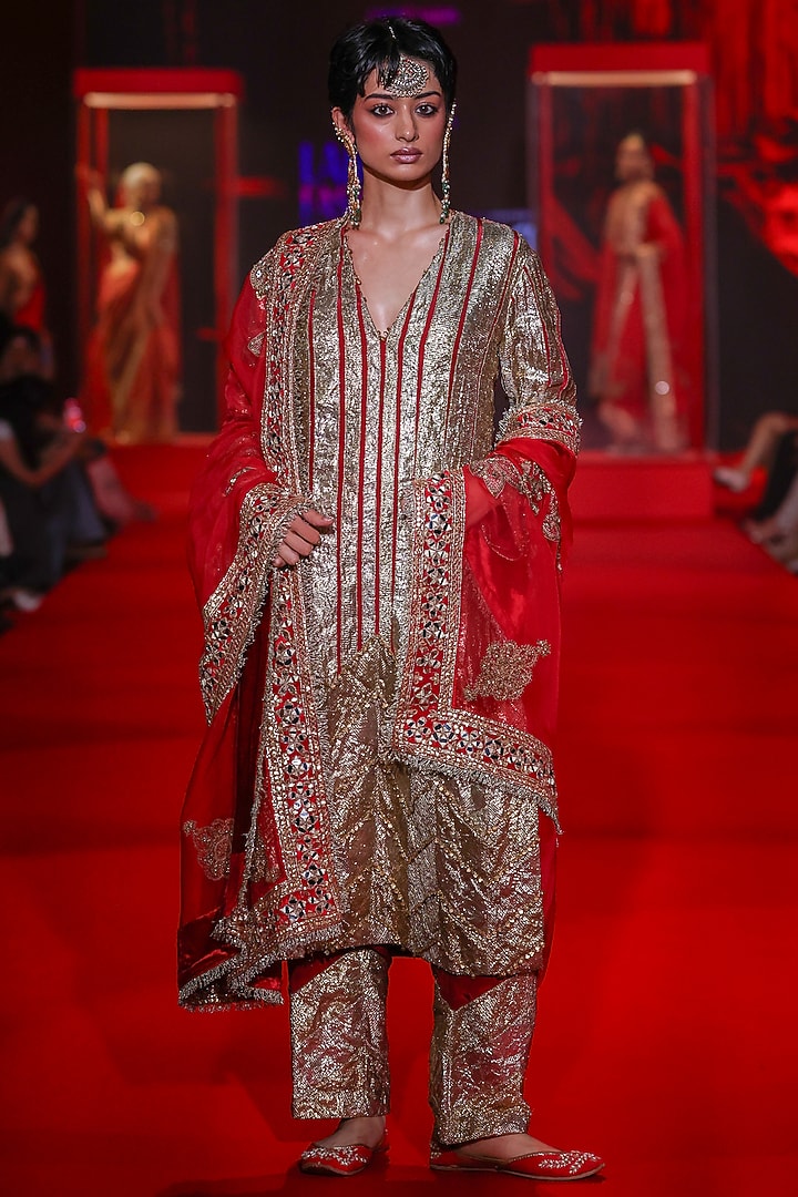 Red Gota & Crepe Kurta Set by ITRH at Pernia's Pop Up Shop