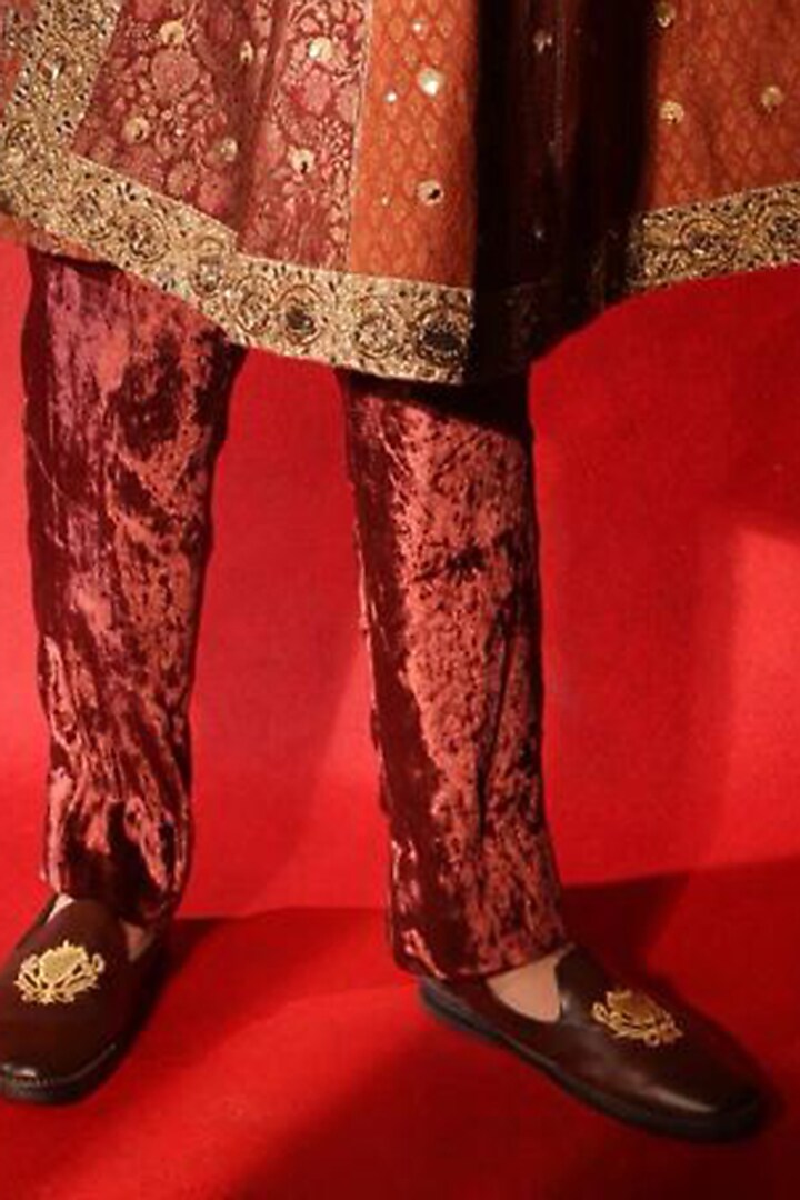 Brown & Maroon Brocade Embroidered Groom Sherwani Set by ITRH Men at Pernia's Pop Up Shop