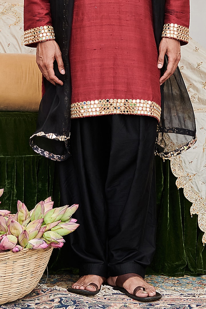 Red Raw Silk Mirror Work Kurta Set by ITRH Men at Pernia's Pop Up Shop