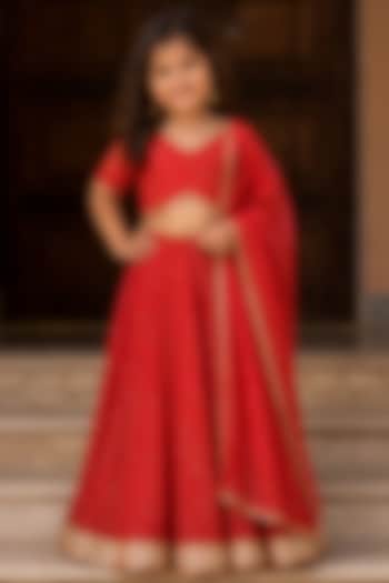 Red Georgette Bandhani Printed Lehenga Set For Girls by House Of Jamoti Kids at Pernia's Pop Up Shop