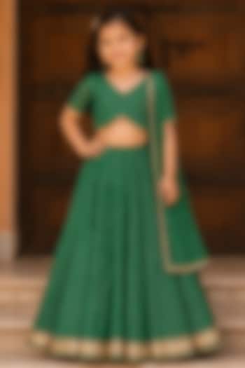 Green Georgette Bandhani Printed Lehenga Set For Girls by House Of Jamoti Kids at Pernia's Pop Up Shop
