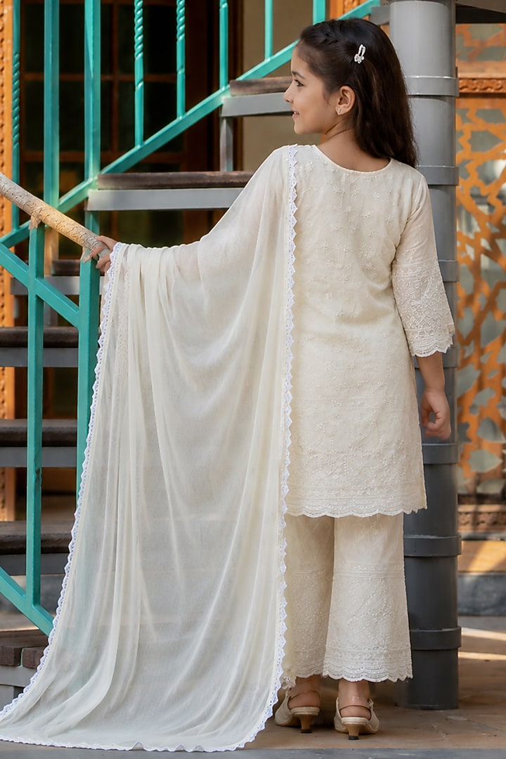 Off-White Cotton Chikankari Kurta Set For Girls by House Of Jamoti Kids at Pernia's Pop Up Shop