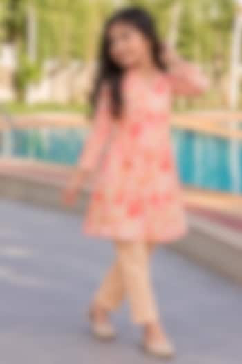 Peach Muslin Printed Kurta Set For Girls by House Of Jamoti Kids at Pernia's Pop Up Shop