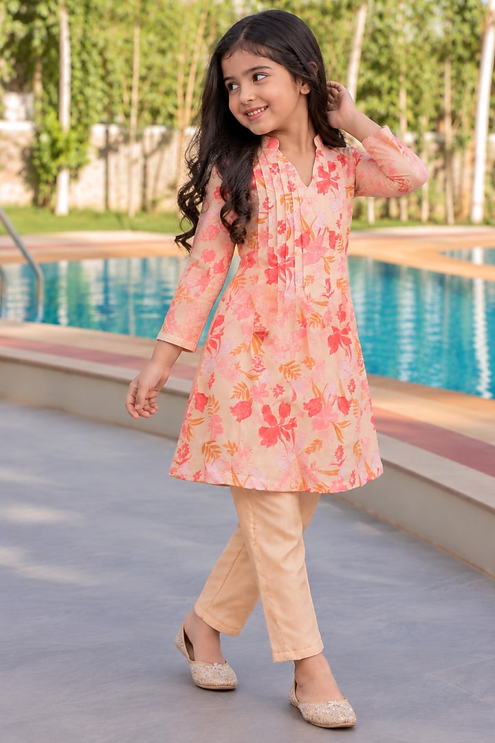 Peach Muslin Printed Kurta Set For Girls by House Of Jamoti Kids at Pernia's Pop Up Shop
